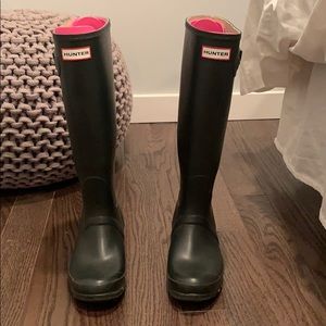 Size 7M/8F olive green hunter boots